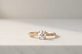 anillo de mujer en un mostrador y con fondo minimalista